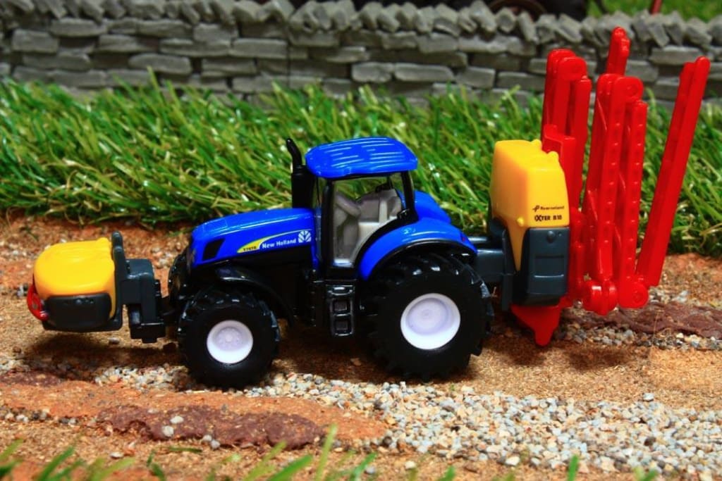 1:87 SCALE NEW HOLLAND TRACTOR WITH KVERNELAND CROP SPRAYER