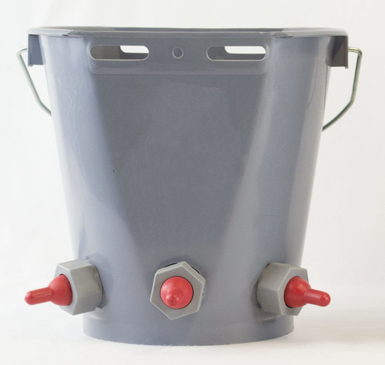 Lamb Feeding Bucket cw 3 teats and Holder